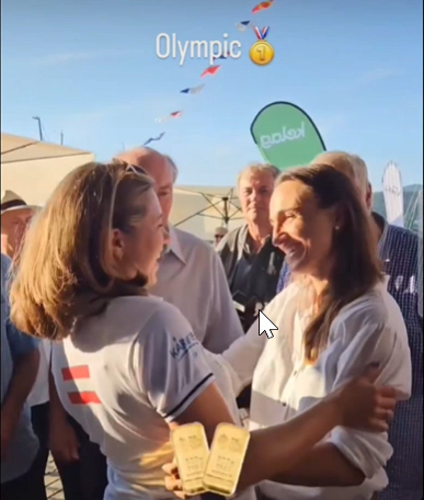 Rosa gratuliert Lara zum Olympiasieg im 470. Paris 2024